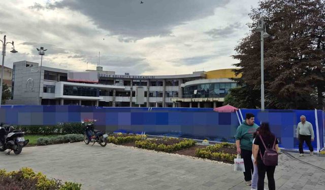 Düzce’de yıkım çalışması süren belediye binasında yangın