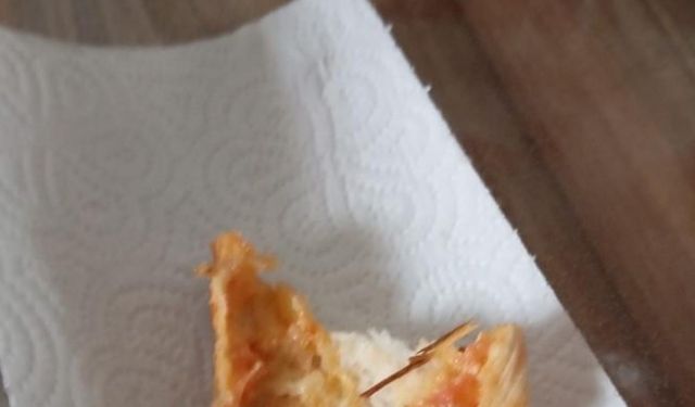 Elazığ’da ekmeğin içerisinden odun parçaları çıktı