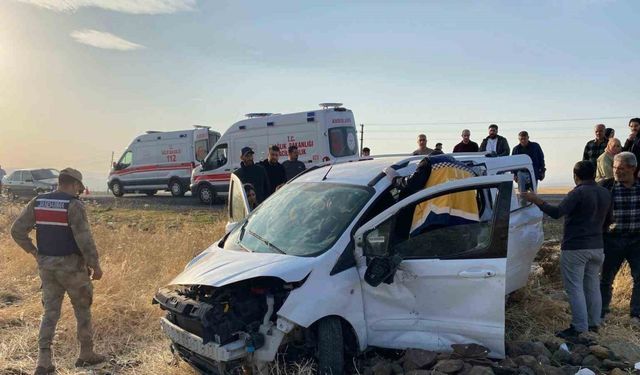 Elazığ’da hafif ticari araç  tarlaya uçtu: 3 yaralı