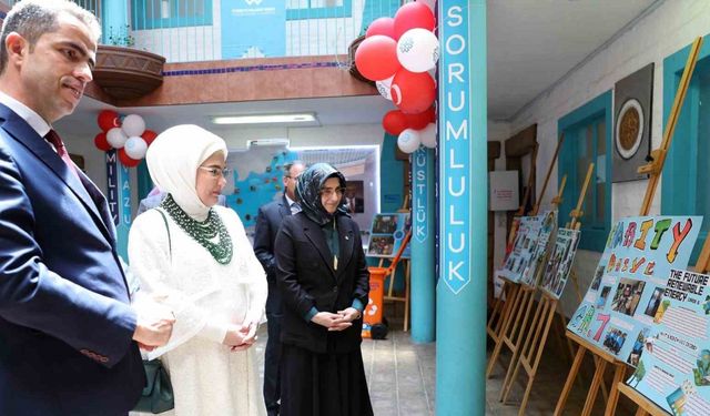 Emine Erdoğan, Güney Afrika’da Uluslararası Maarif Okulu’nu ziyaret etti