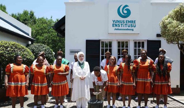 Emine Erdoğan Güney Afrika’da Yunus Emre Enstitüsünü ziyaret etti