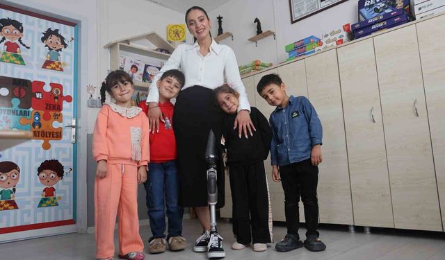 Enkazdan 46. saatte kurtarılan genç öğretmen, protez bacağıyla geri döndüğü mesleğinde minik öğrencileriyle yaşama tutundu