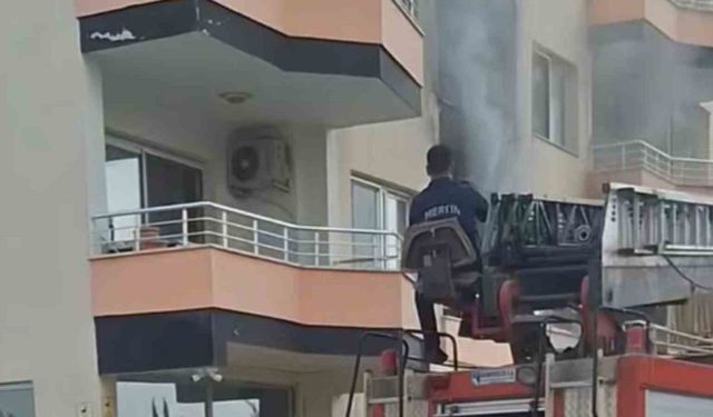 Erdemli’de bina yangını korkuttu