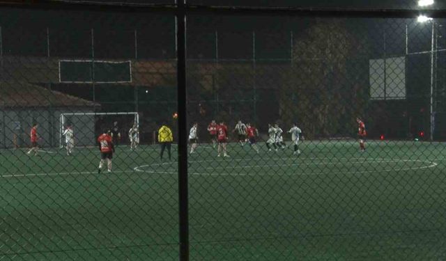 Geç saatlere kadar açık olan halı sahadaki aşırı gürültü mahalle halkının kabusu oldu