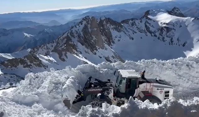 Hakkari'de karla mücadele çalışmaları aralıksız sürüyor