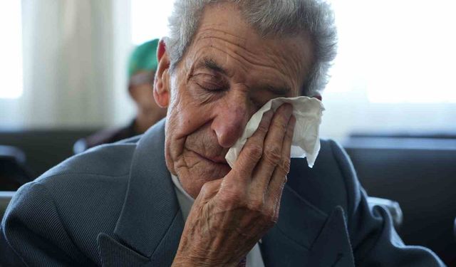 Huzurevinde öğrencilerden emekli öğretmenlere gönülleri ısıtan sürpriz: Gözyaşları sel oldu