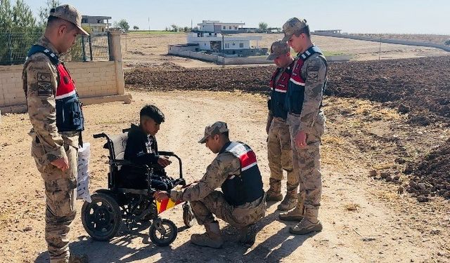 Jandarma engelli gencin reflektör talebini yerine getirdi