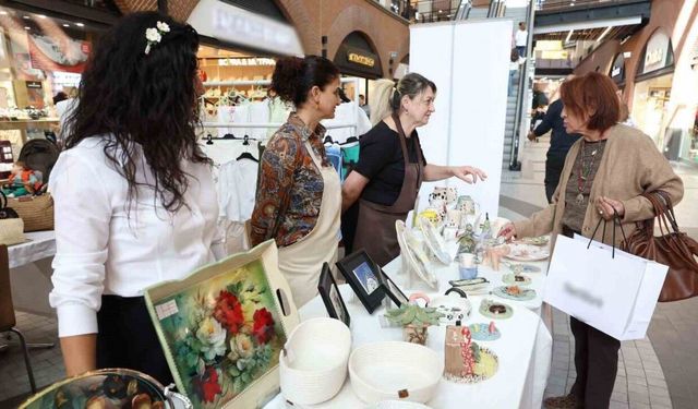 Kadın kursiyerler el emeği ürünlerini öğretmenler için sergiledi