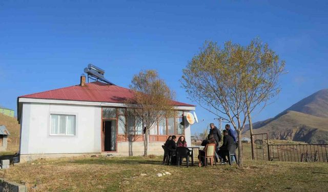 Kahraman öğretmenler devamsızlık yapan öğrenciler için köy köy geziyor