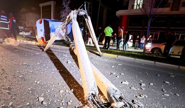 Kontrolden çıkan otomobil, direği ve ağacı devirdi: 2 kişi yaralandı, kurtarma anları kamerada