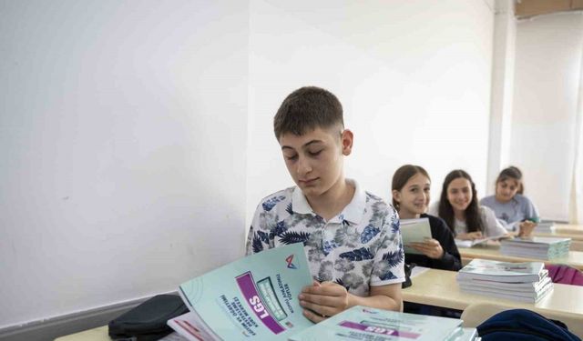 Mersin’de 5 bin öğrenciye ücretsiz kaynak kitap dağıtıldı