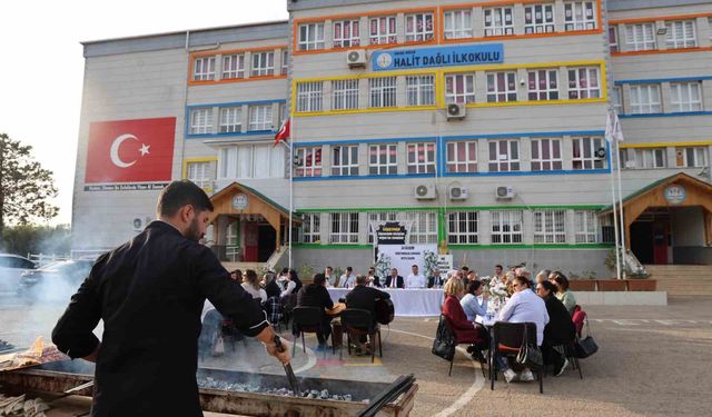 Okul bahçesinde Adana usulü öğretmenler günü kutlaması