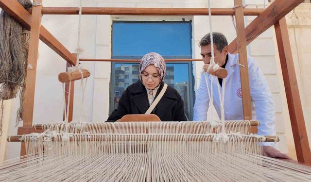 Siirt'te 24 öğretmen, Atatürk portresine 24 ilmek attı