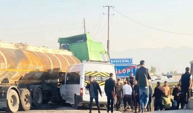 Şırnak'ta okul servisi tankerle çarpıştı: 13'ü öğrenci 14 yaralı