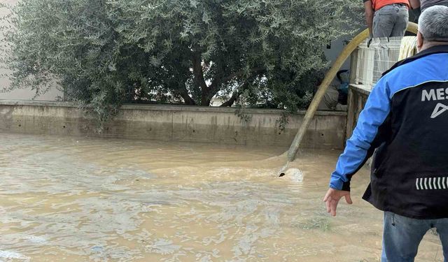 Su borusu patladı: Site bahçeleri suya gömüldü