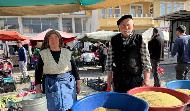Yozgat’ta 70’lik çift 40 yıldır omuz omuza pazarcılık yapıyor