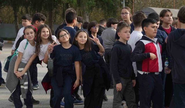 Yürüyüşü ile fenomen olan öğretmene sürpriz