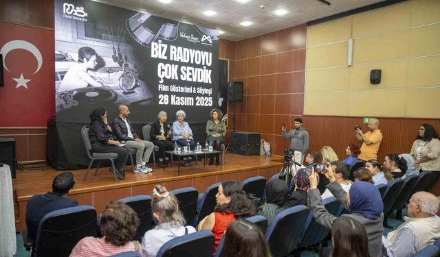 Mersin'de kadın radyocuların hikayesine ışık tutan belgesel gösterimi