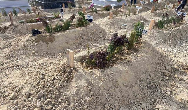 Mersin'de komşusu tarafından öldürülen anne ve oğlu toprağa verildi