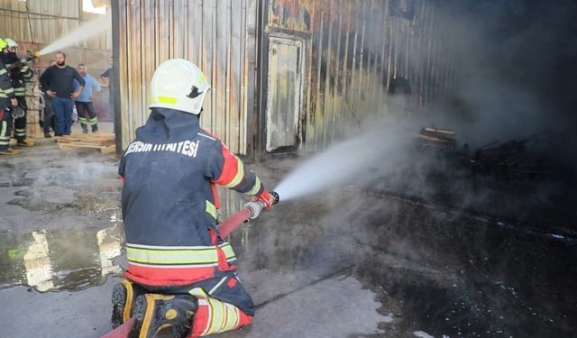 Mersin'de palet imalathanesinde çıkan yangın kontrol altına alındı