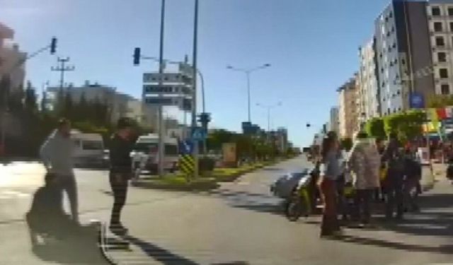 O anlar kamerada: Kırmızı ışıkta geçen otomobil motosikletliye çarptı