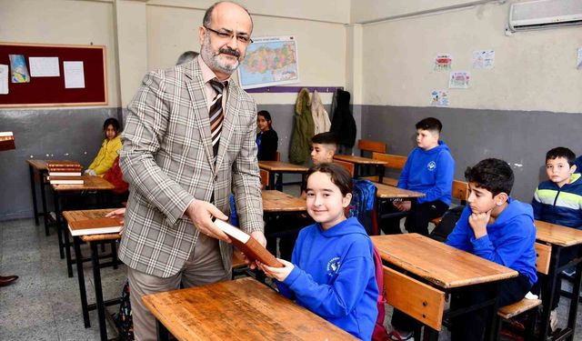 Öğrencilere Kur'an-ı Kerim hediye edildi