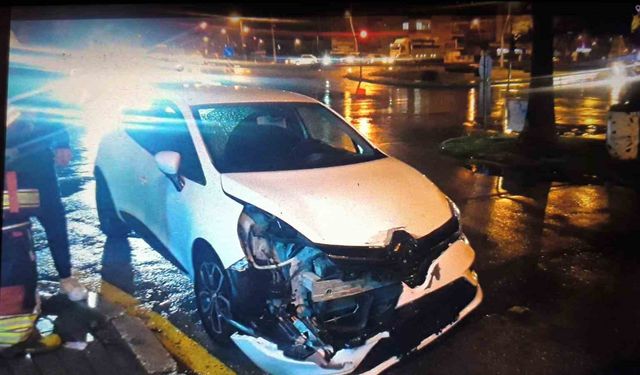 Otomobiller çarpıştı: 2 yaralı