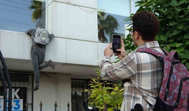 Penceredeki cansız manken 'hırsız'ı görenler, polisi arıyor, taş atıyor