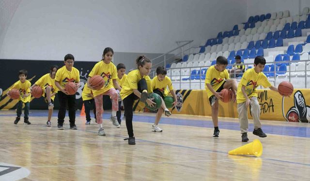 Ücretsiz Basketbol Kursları çocuklara hem spor hem gelecek sunuyor