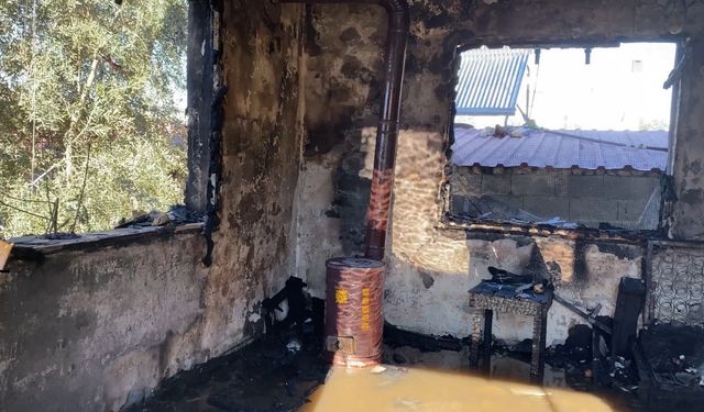 Yangında engelli çocukları bulunan ailenin evi küle döndü