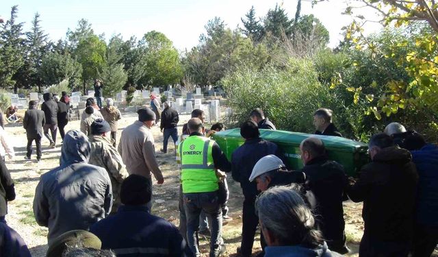 Yangında ölen 2 kardeşe acı veda: Aynı tabutla getirilip aynı kabre defnedildiler