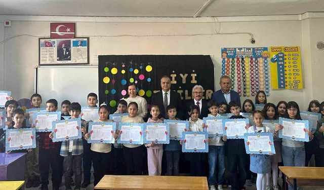 Kaymakamı Çelikkol çocukların karne sevincine ortak oldu
