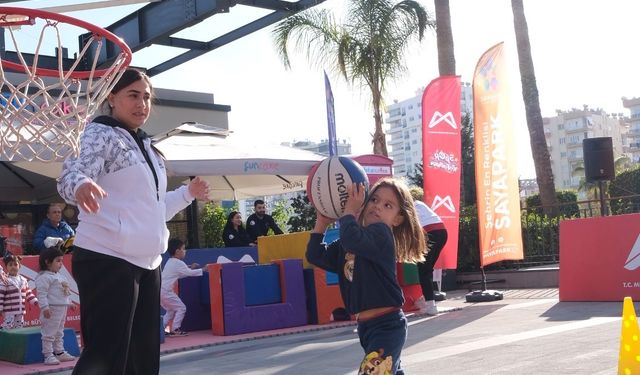 Mersin'de çocuklar AVM'de sporla buluştu