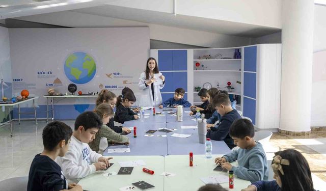 Mersin'de çocuklar yarıyıl tatilinde bilimi keşfediyor