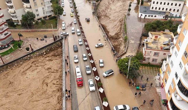 Mersin'de ekipler sel mesaisinde