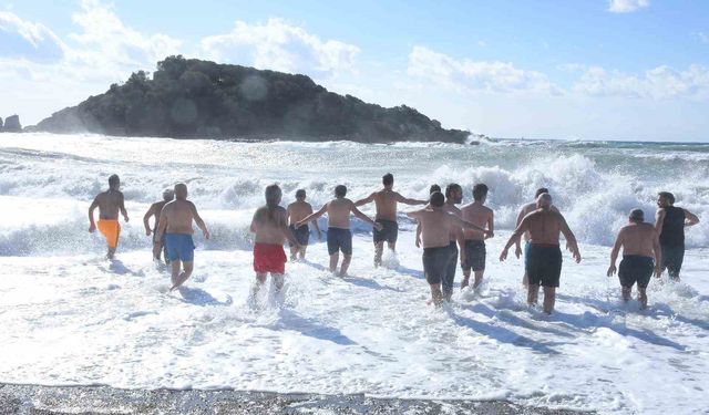 Mersin'de gelenek bozulmadı, yeni yılın ilk gününde denize girdiler