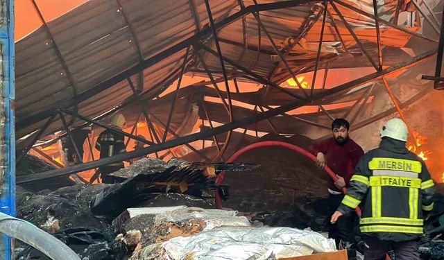 Mersin'de plastik ham madde deposunda yangın: Çok sayıda itfaiye ekibi müdahale ediyor