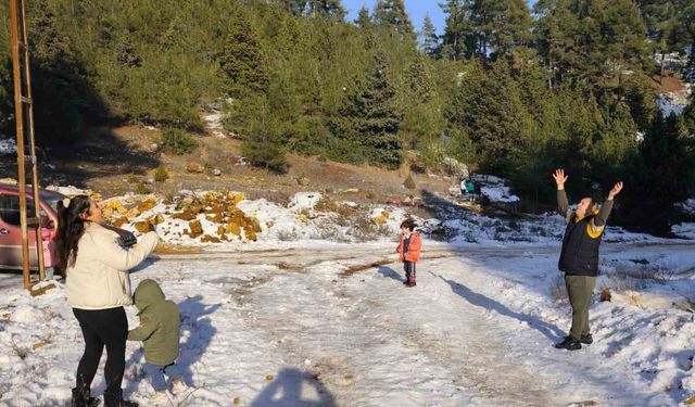 Mersinliler hafta sonu kar yağan yaylalara akın etti