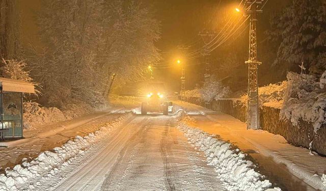Tarsus'ta karla mücadele: Ekipler gece boyunca sahadaydı