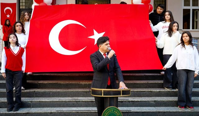 Özdemirci: “Yeni Dönemin En Kıymetli Dersi Bayrak Sevgisidir”