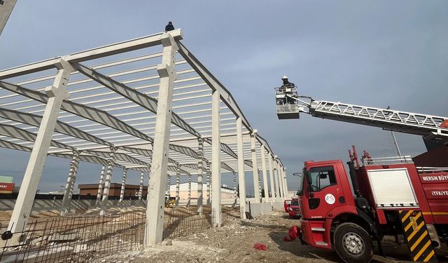 İnşaat sahasında çökme: 3 işçi yaralandı, mahsur kalan 1 kişi kurtarıldı