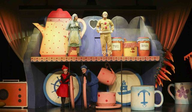 Mersin Şehir Tiyatrosuna küçük ellerden büyük alkış