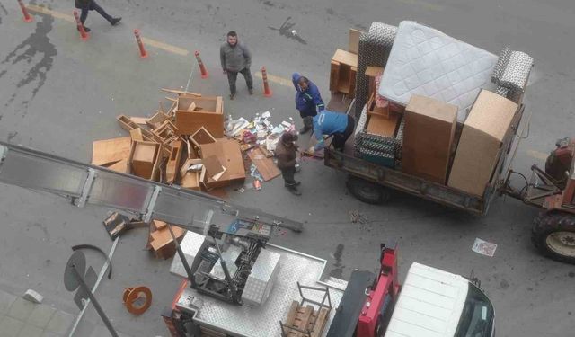 Mersin'de halk sağlığını tehdit eden çöp ev temizlendi