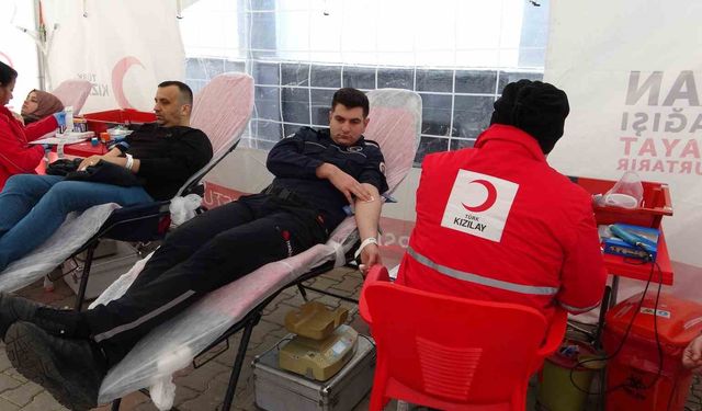 Mersin'de kan veren itfaiye erleri öğrencilerden alkış aldı