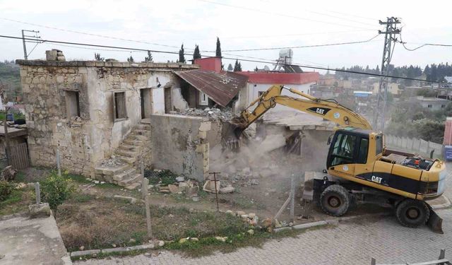 Mersin'de metruk bina kontrollü şekilde yıkıldı