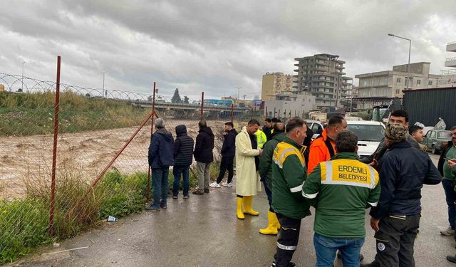 Mersin'de sağanak yağmur etkili oluyor