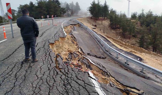 Mersin'de şiddetli yağışta yolda 2 metrelik çukur oluştu
