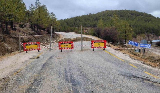 Mut'ta aşırı yağış nedeniyle Çivi Mahallesi, Söğütözü yayla yolu ulaşıma kapandı