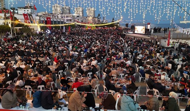 10 bin kişi deniz kenarında iftarda buluştu