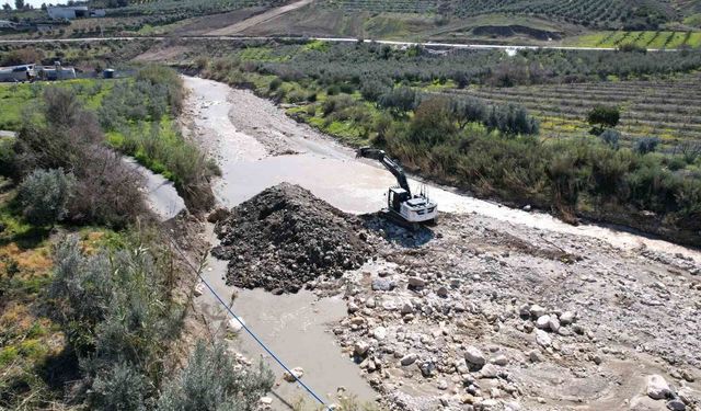 Akdeniz Belediyesinden taşkın riskine karşı yoğun mesai
